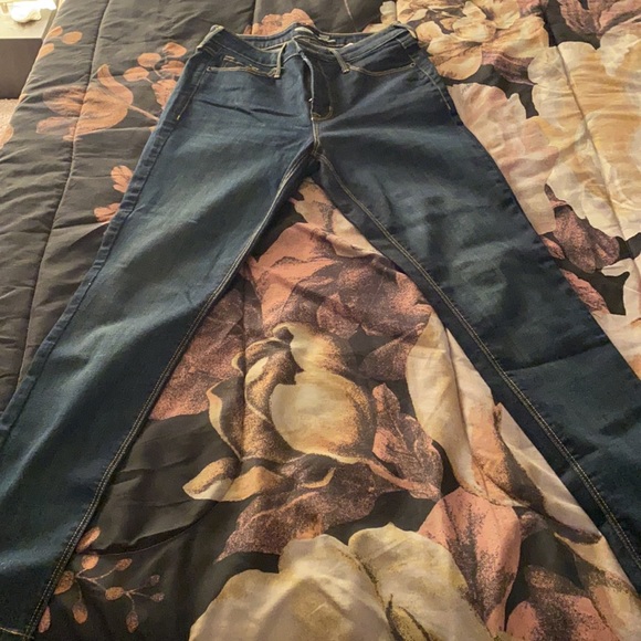 Size 8 Old Navy Rockstar Jeans - Picture 4 of 4